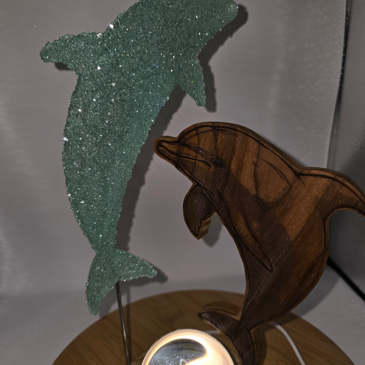 Composition dauphins en résine et bois