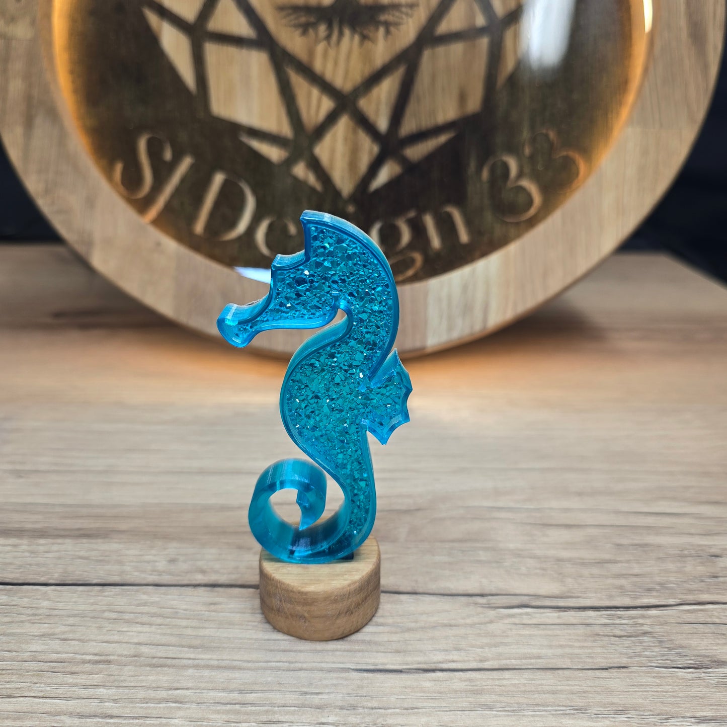 Hippocampe résine epoxy effet diamant socle bois