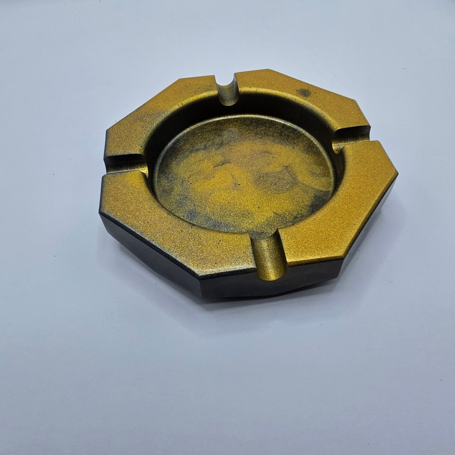 Cendrier noir, or en résine epoxy