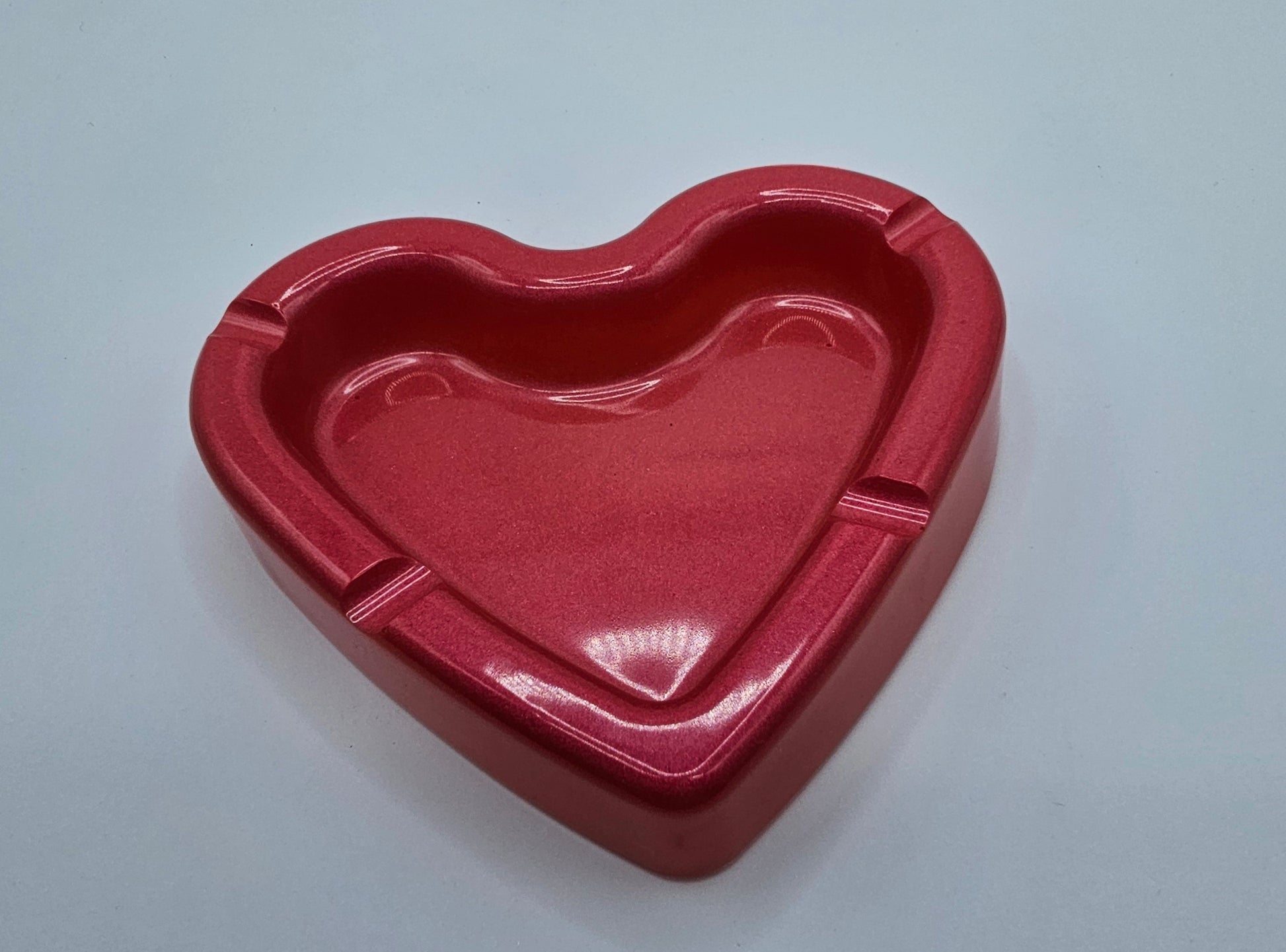 Cendrier coeur rose métallisée en résine epoxy