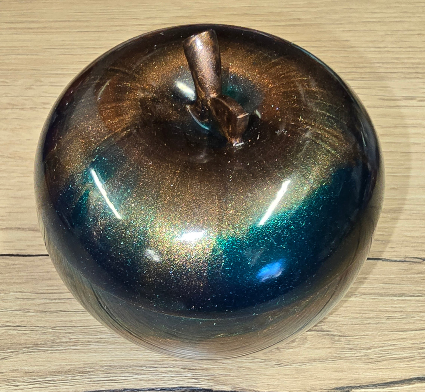 Boite pomme en résine epoxy