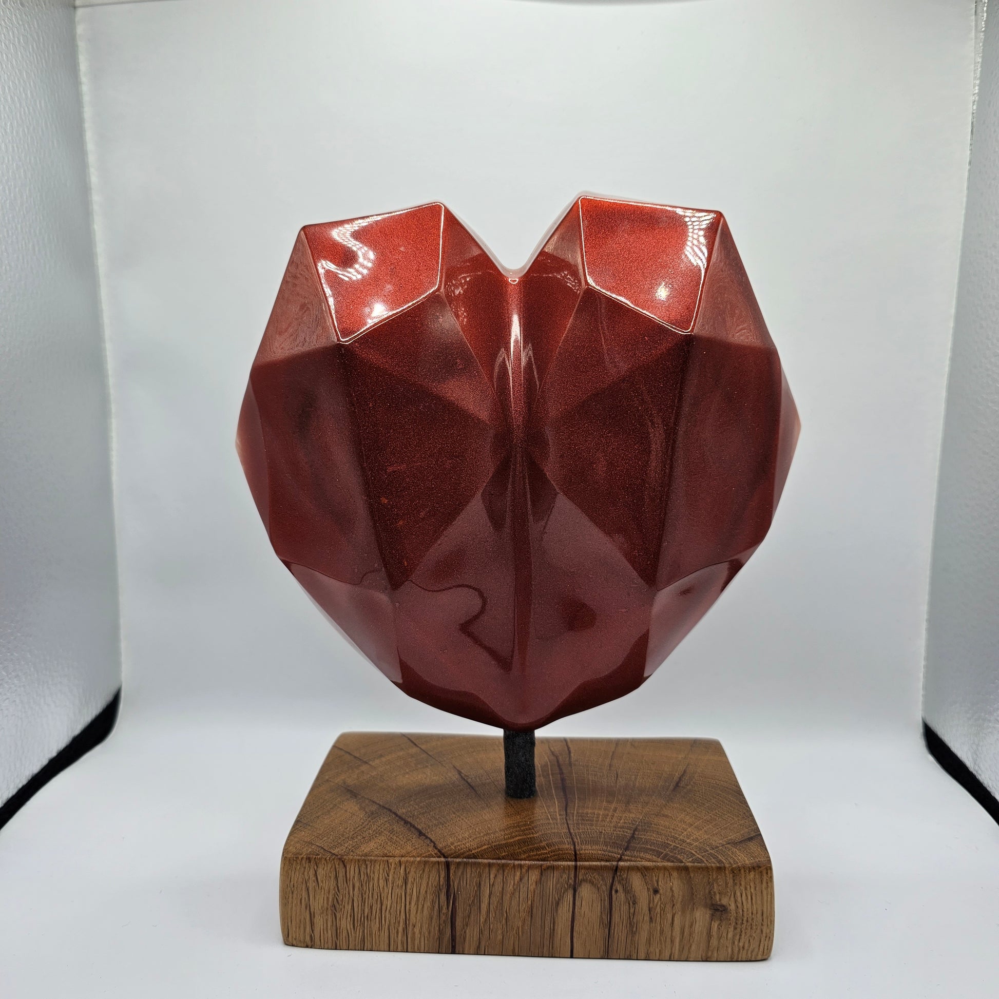 Gros coeur rouge métallisé en résine epoxy avec socle en chêne huilé