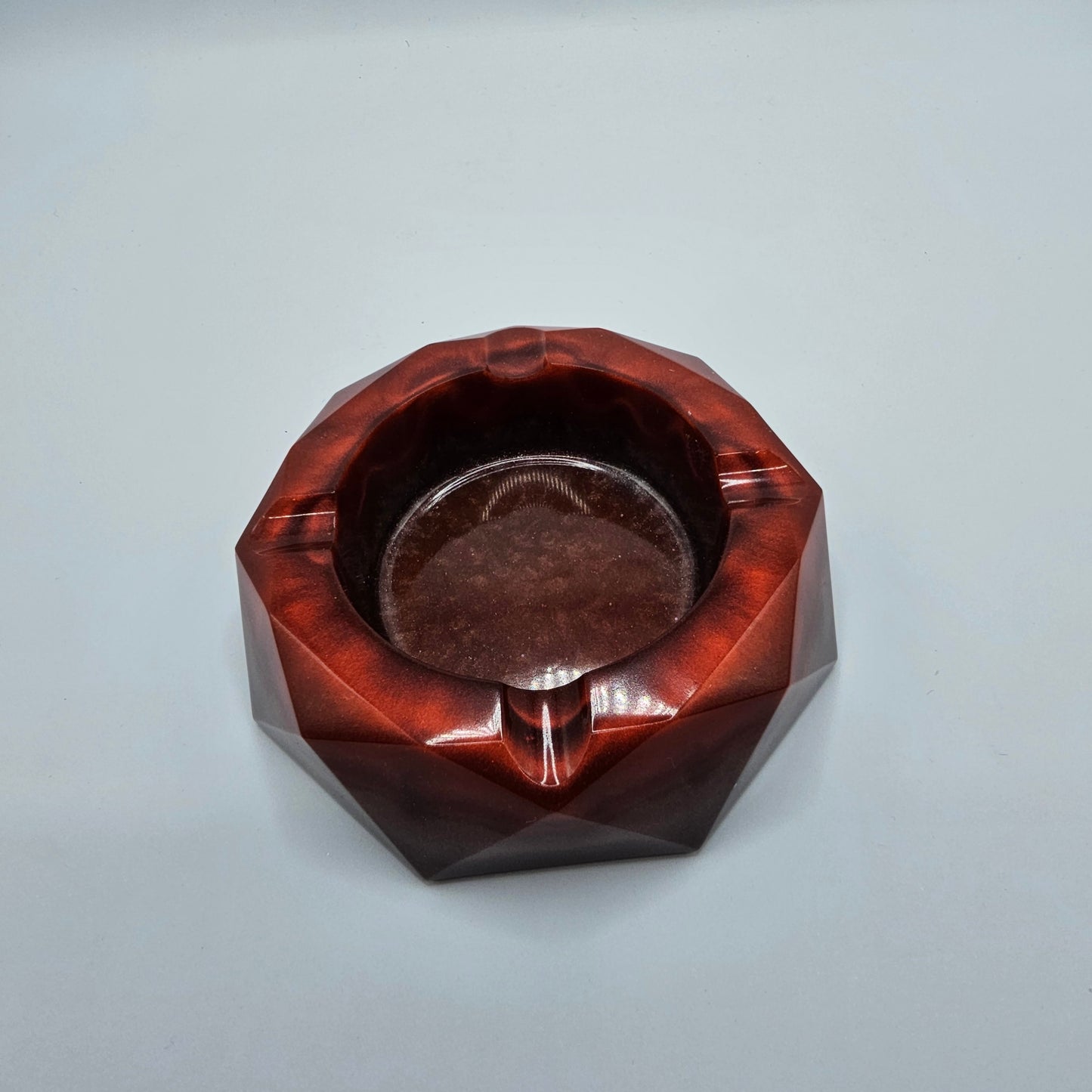 Cendrier rouge métallisé en résine epoxy