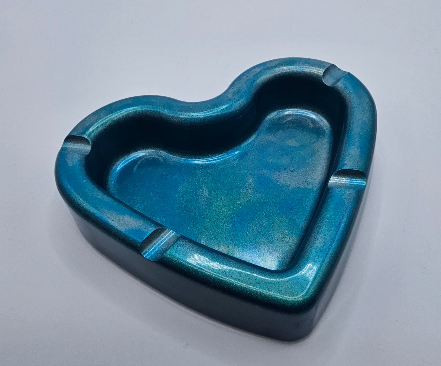 Cendrier coeur bleu, argent métallisée en résine epoxy