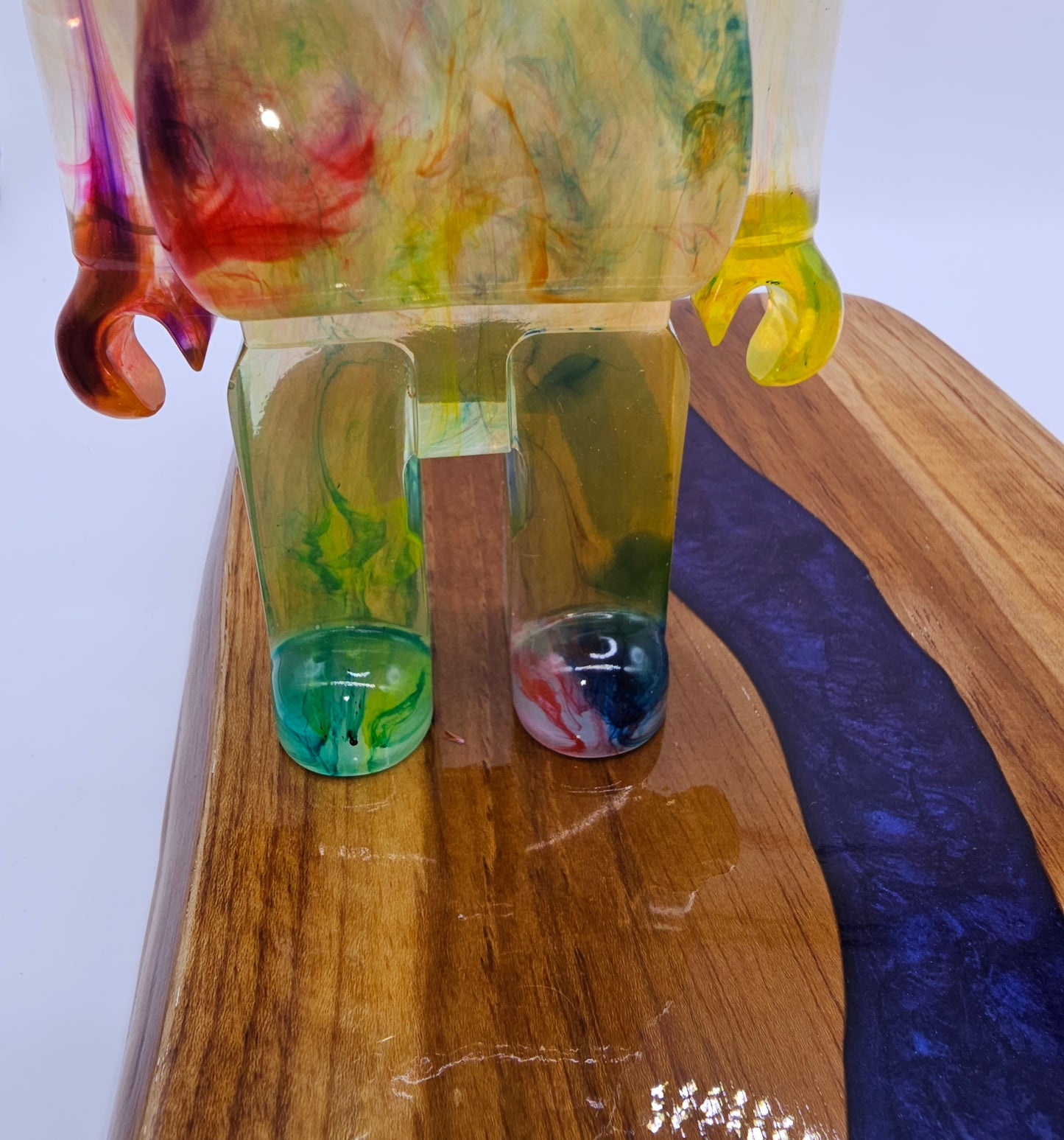 Ours design transparent avec effets colorés en résine epoxy