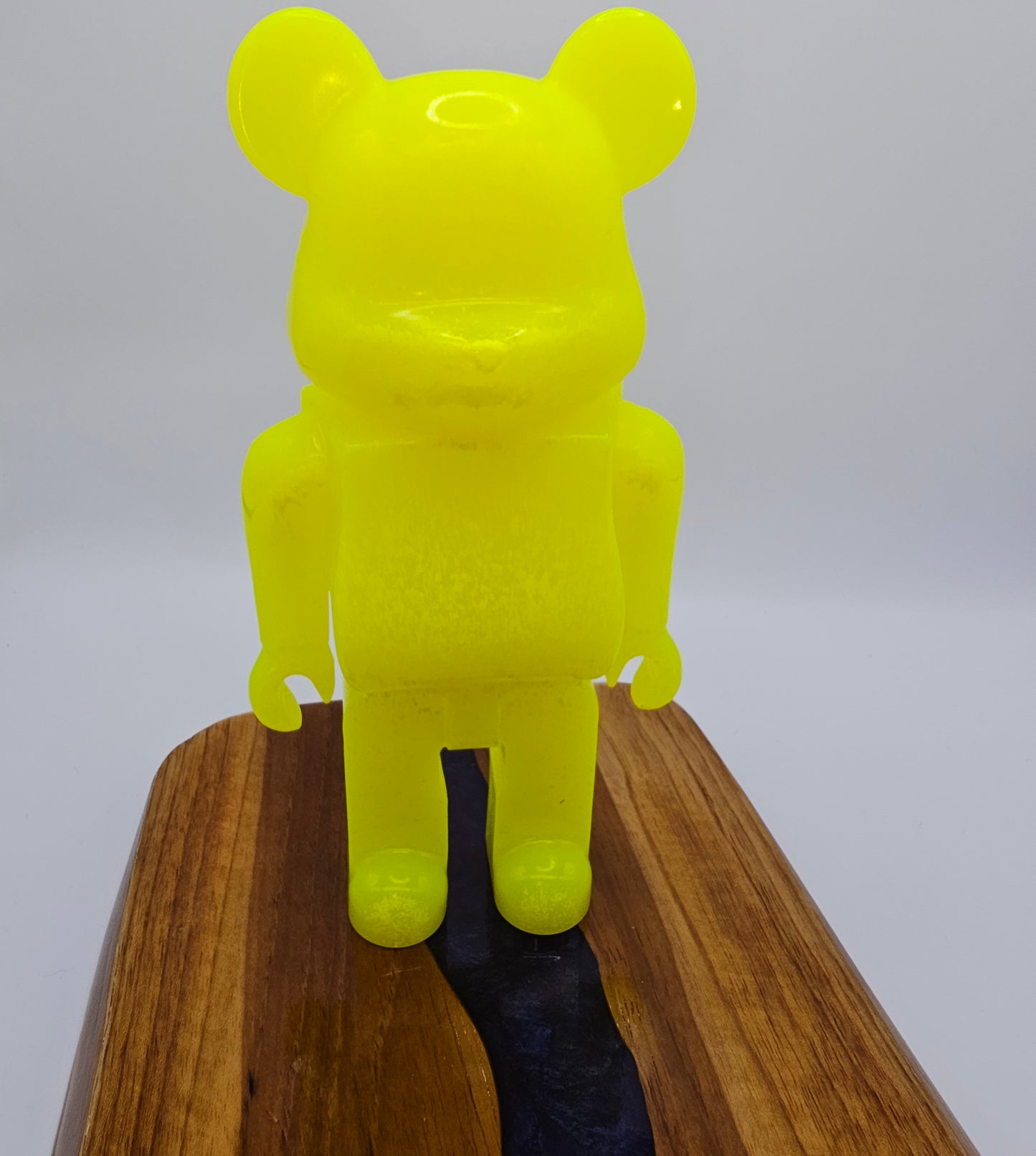 Ours design jaune fluo tacheté en résine epoxy