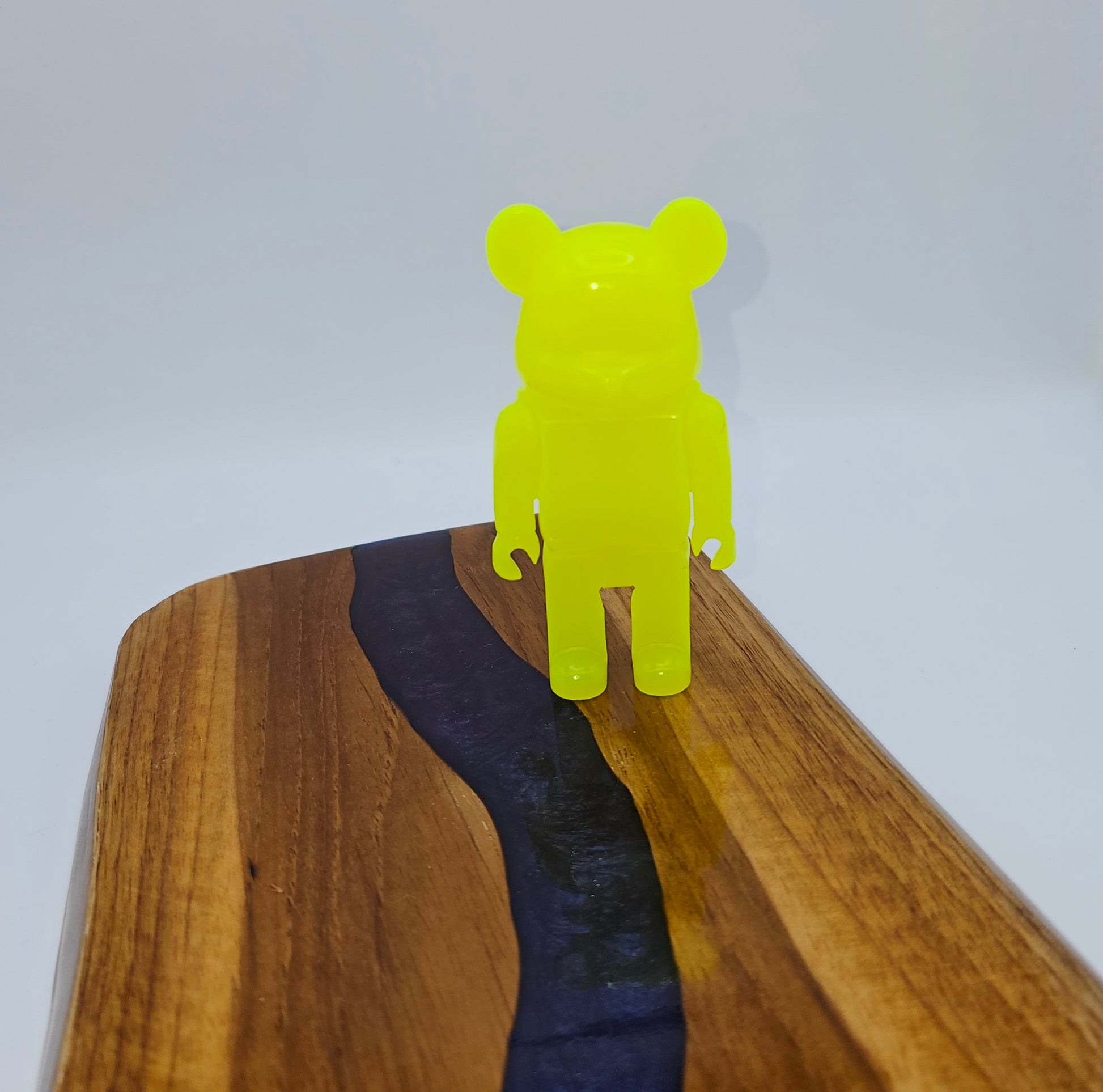 Mini ours design jaune fluo en résine epoxy 